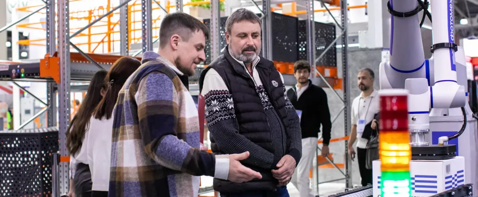 Trabajadores observando un sistema automatizado de cintas transportadoras