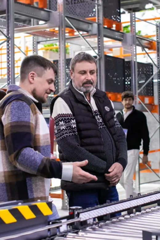 Trabajadores observando un sistema automatizado de cintas transportadoras