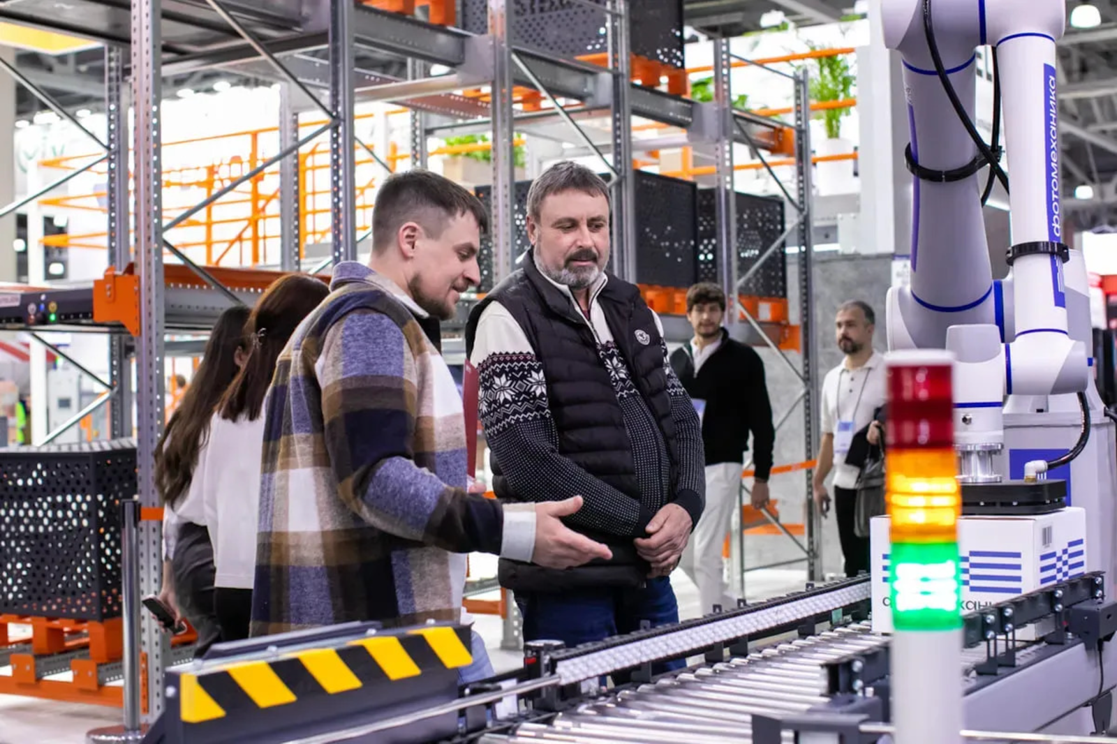 Trabajadores observando un sistema automatizado de cintas transportadoras
