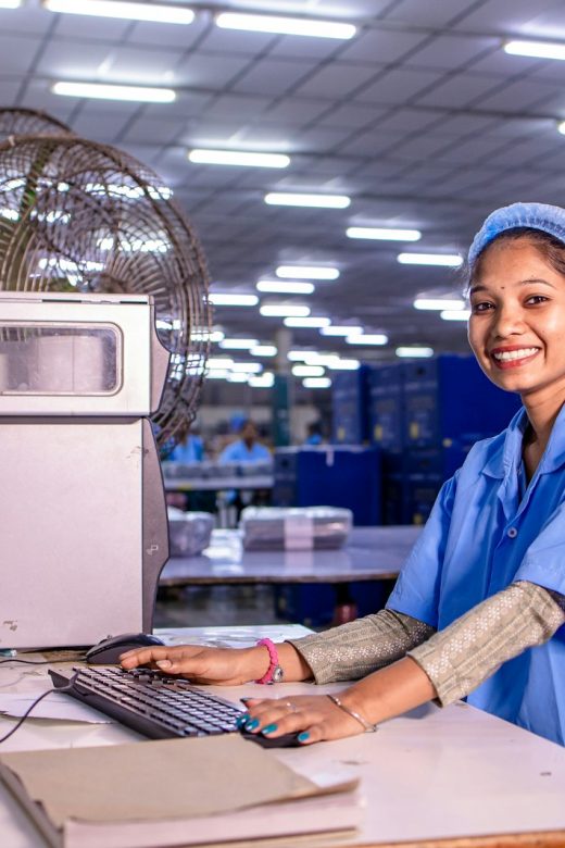 Trabajadora usando un ordenador en una fábrica