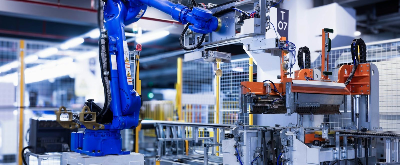 Brazo robótico industrial en una fábrica