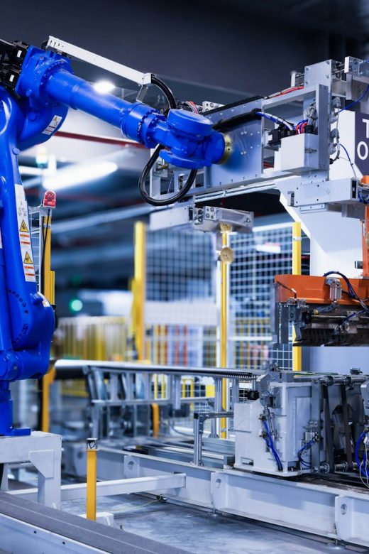 Brazo robótico industrial en una fábrica