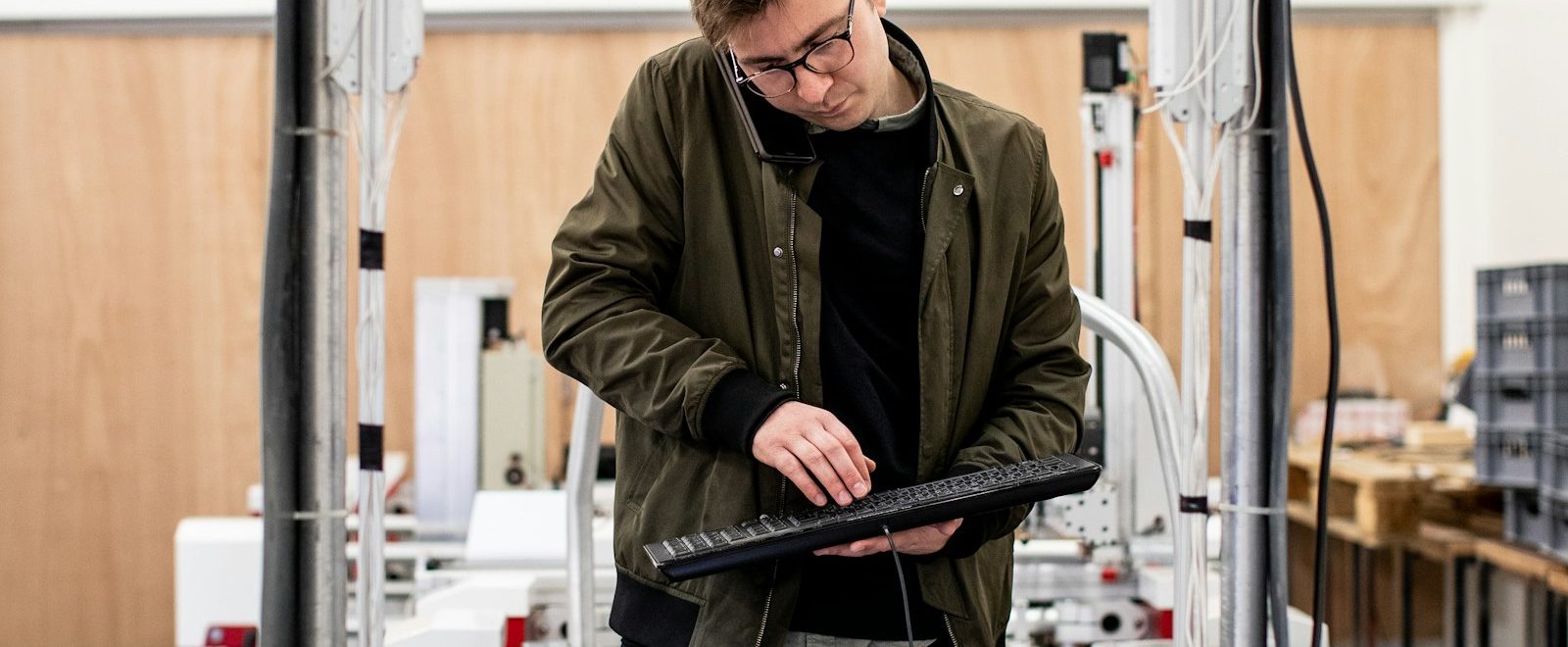 Técnico realizando mantenimiento en una máquina industrial