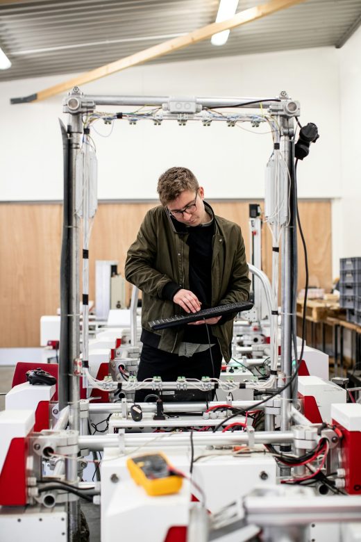Técnico realizando mantenimiento en una máquina industrial