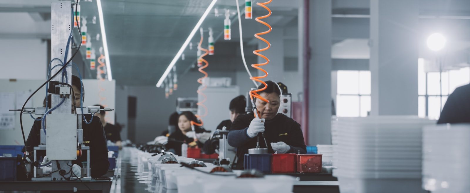 Grupo de operarios trabajando en una línea de producción
