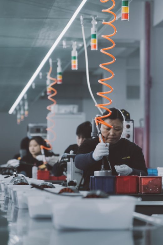 Grupo de operarios trabajando en una línea de producción