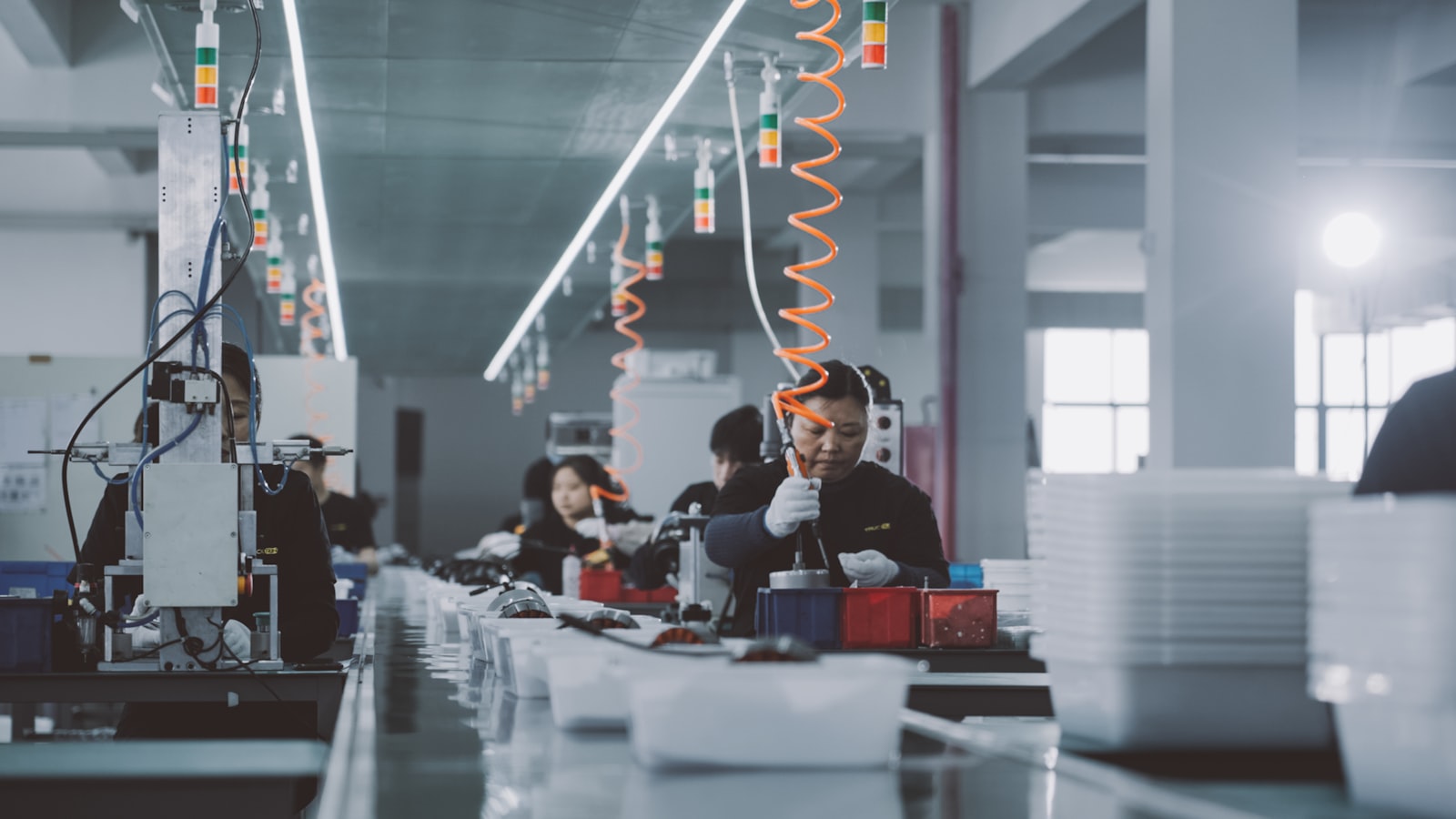 Grupo de operarios trabajando en una línea de producción