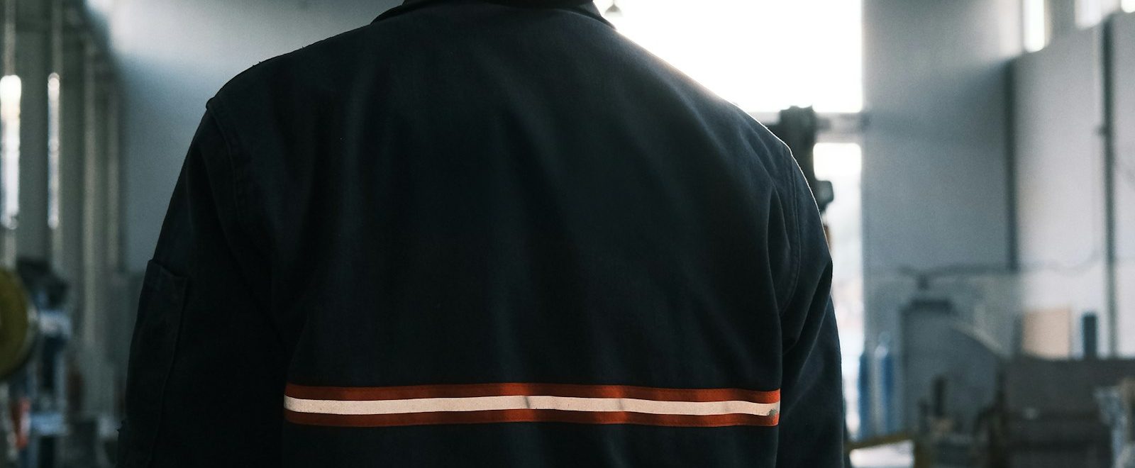 Trabajador con casco de seguridad en una fábrica