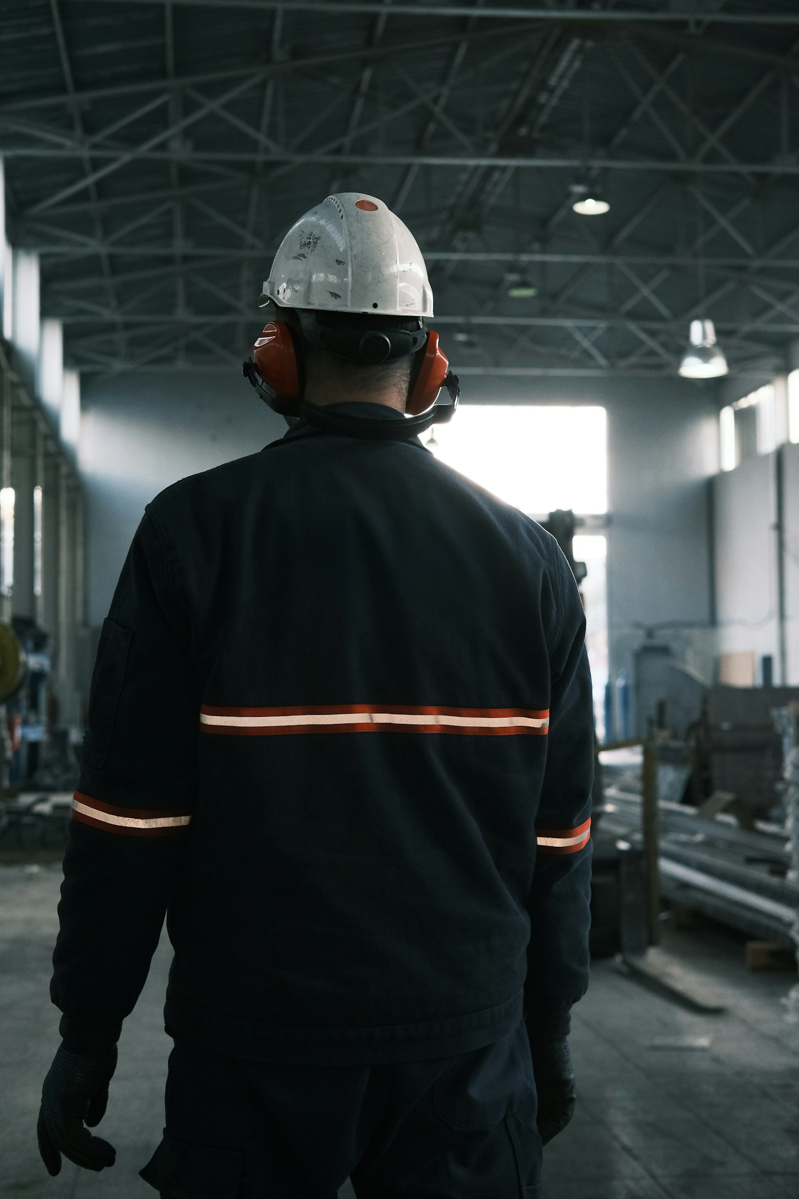 Trabajador con casco de seguridad en una fábrica