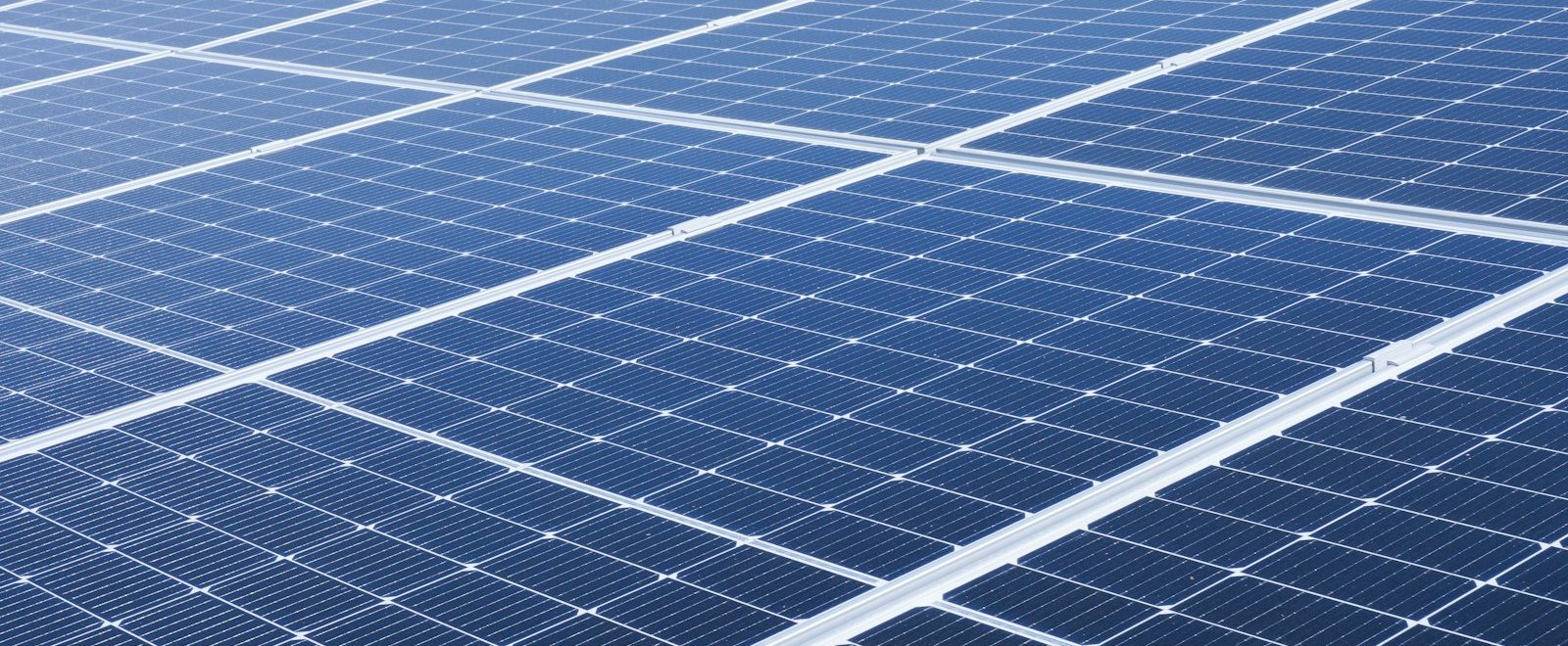 Panel solar bajo el cielo, sostenibilidad industrial
