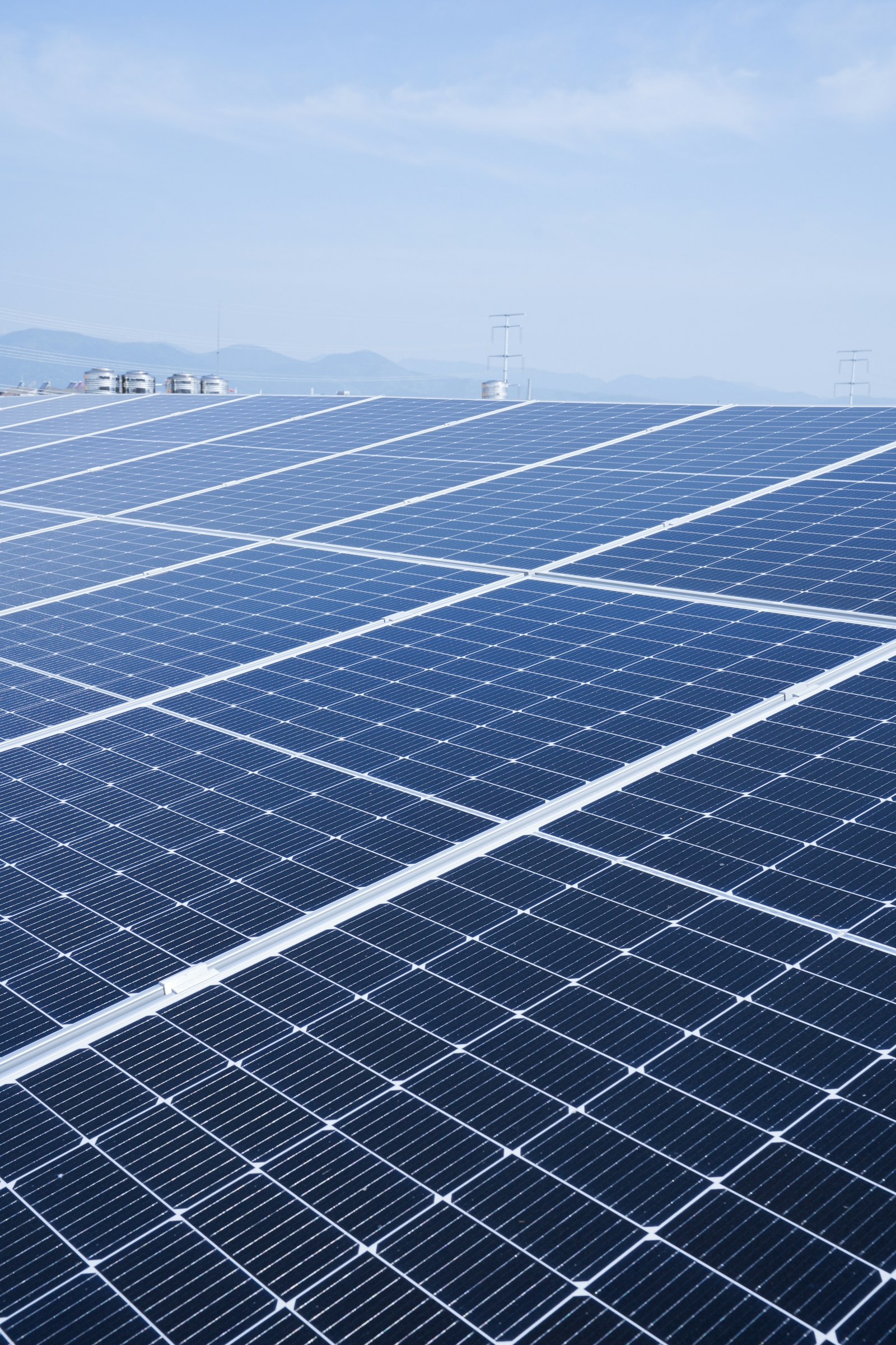 Panel solar bajo el cielo, sostenibilidad industrial
